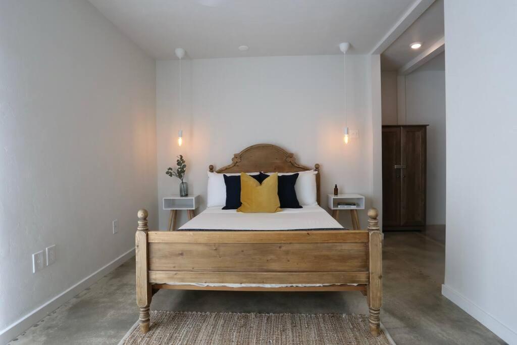 Concrete Suite 5 Min Walk To Shands Uf Gainesville Extérieur photo