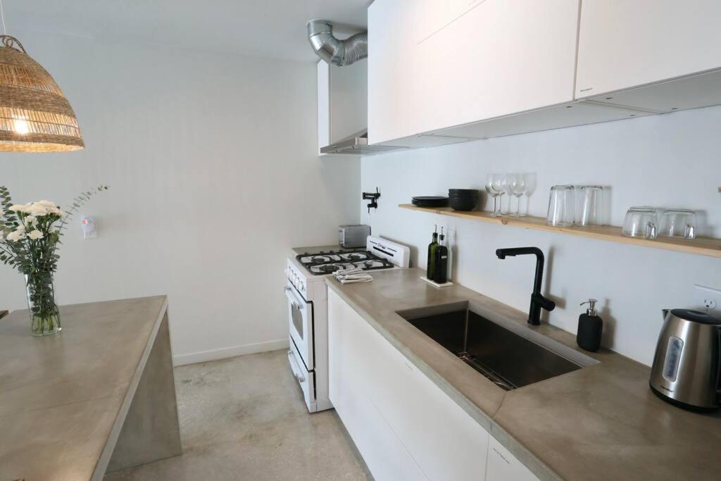 Concrete Suite 5 Min Walk To Shands Uf Gainesville Extérieur photo