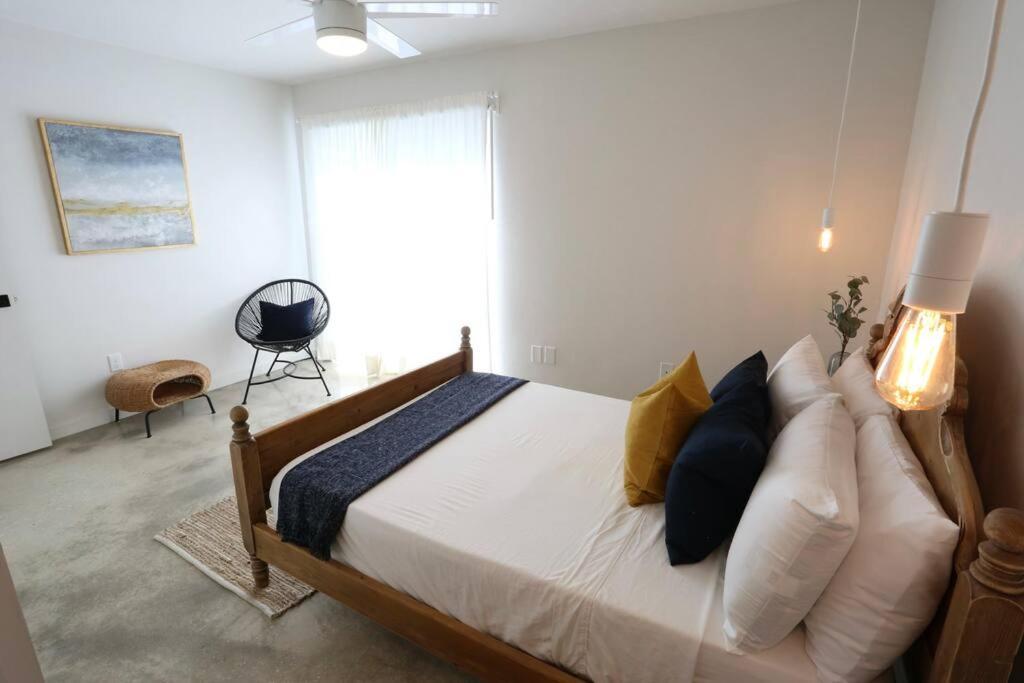 Concrete Suite 5 Min Walk To Shands Uf Gainesville Extérieur photo