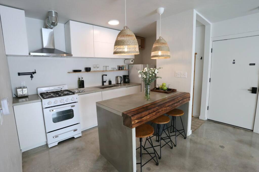 Concrete Suite 5 Min Walk To Shands Uf Gainesville Extérieur photo