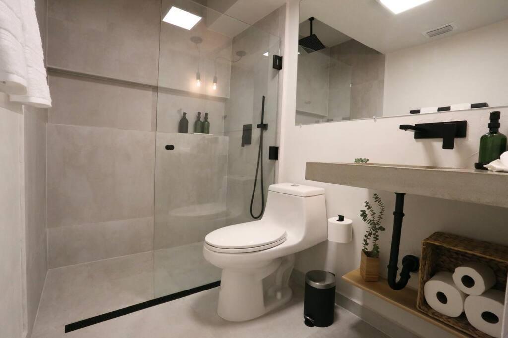 Concrete Suite 5 Min Walk To Shands Uf Gainesville Extérieur photo