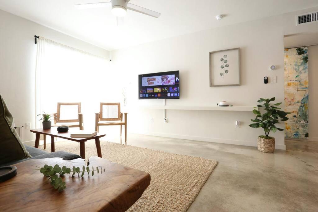 Concrete Suite 5 Min Walk To Shands Uf Gainesville Extérieur photo